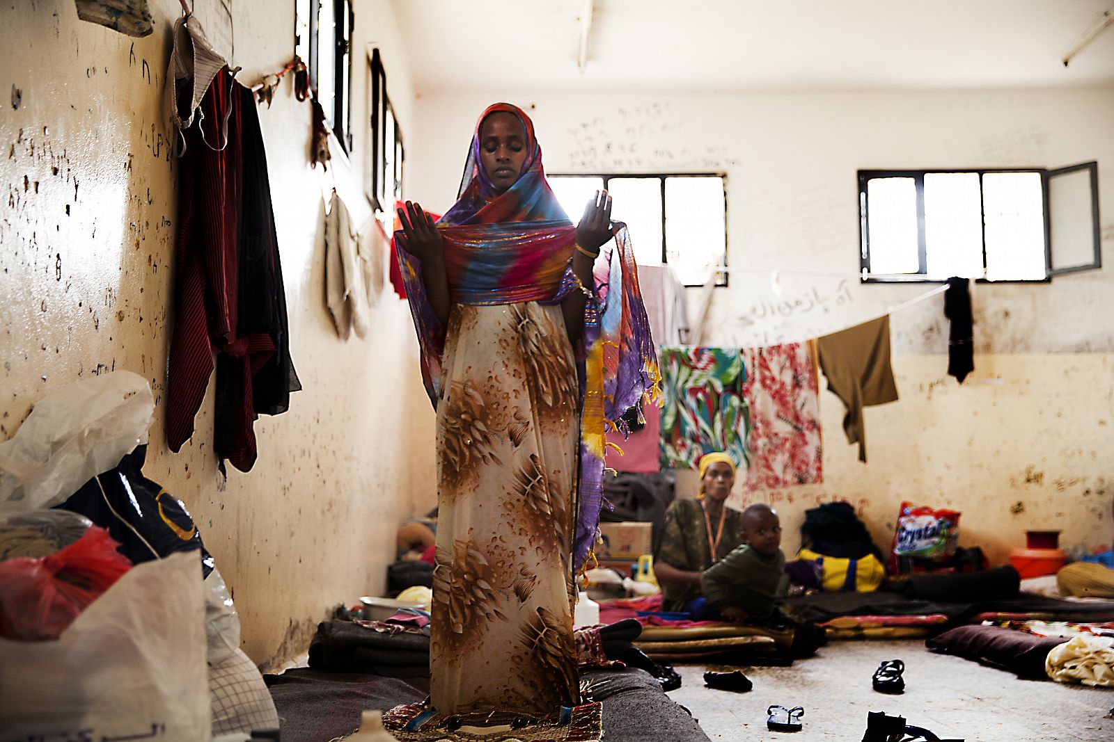 Una mujer reza en el centro de detención para inmigrantes de Saná, Yemen
