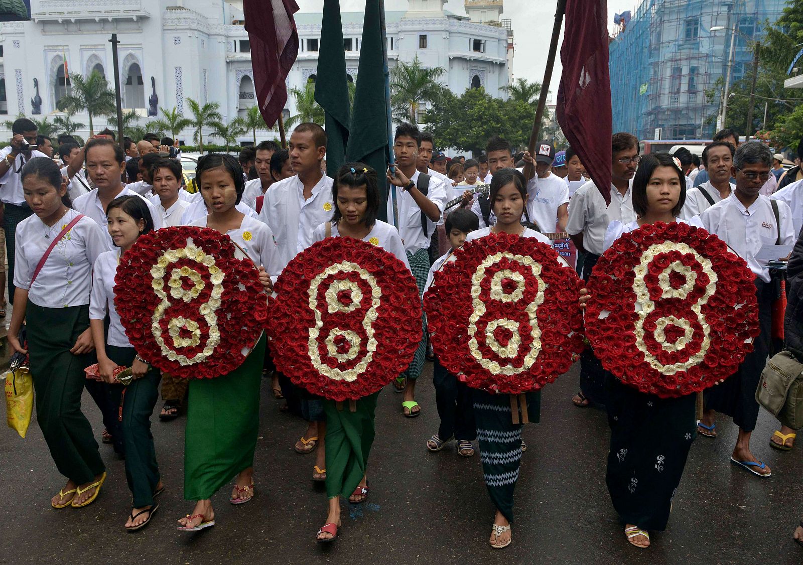 Estudiantes llevan cuatro coronas de flores que forman el número 8888, en homenaje a los miles de muertos tras la revuelta estudiantil birmana iniciada hace 25 años, el 8 de agosto de 1988 (8/8/88).