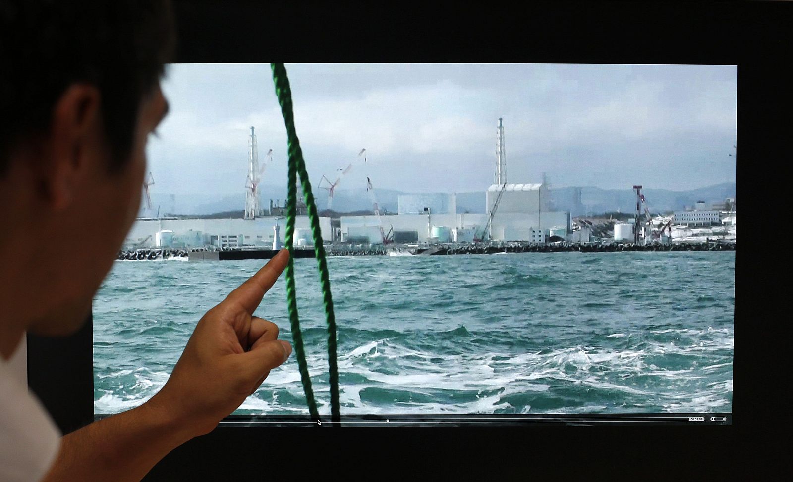 El profesor Blair Thornton señala un vídeo de la planta nuclear de Fukushima durante una investigación en Tokio