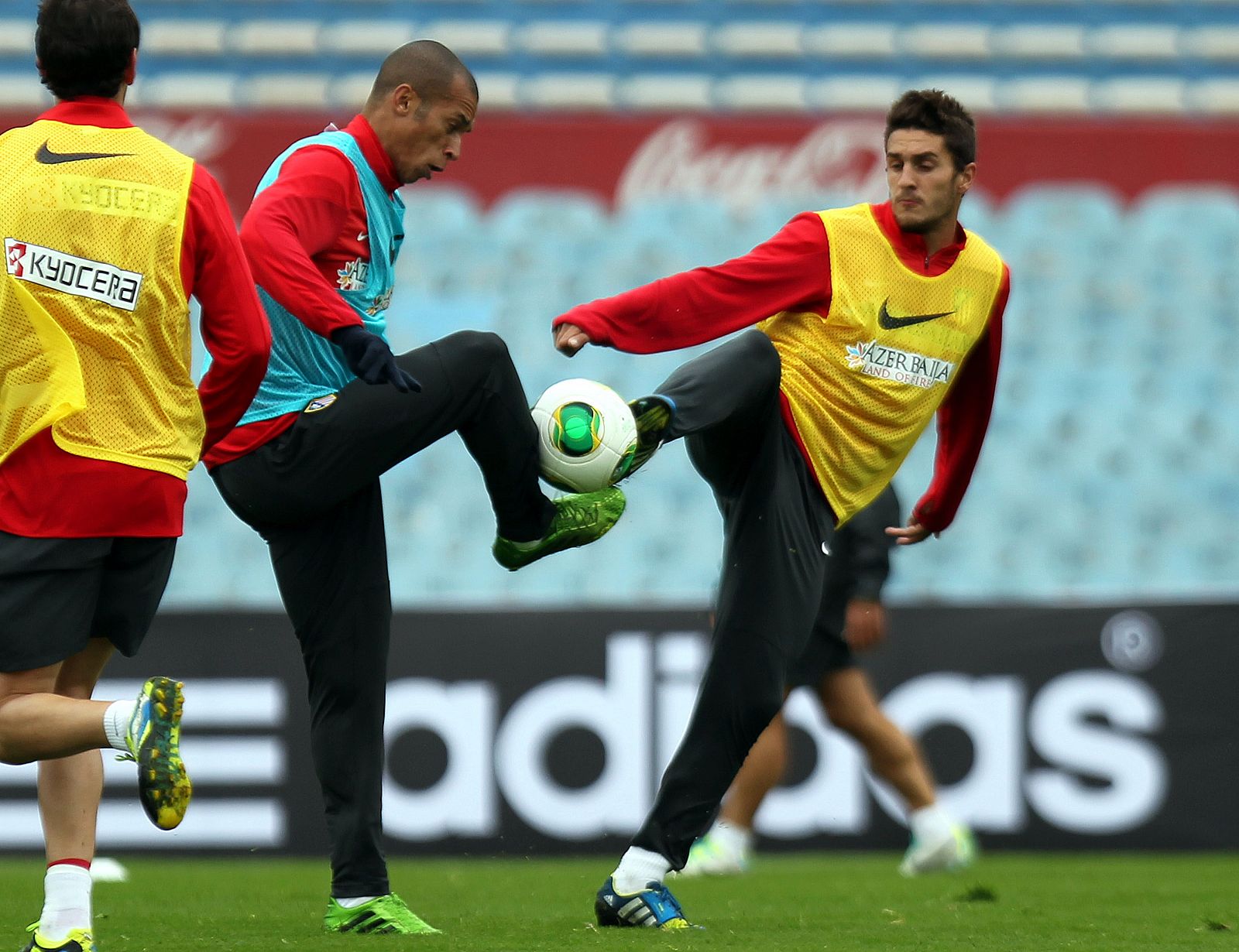 Los jugadores del Atlético de Madrid, João Miranda (i) y Koke (d), participan en un entrenamiento