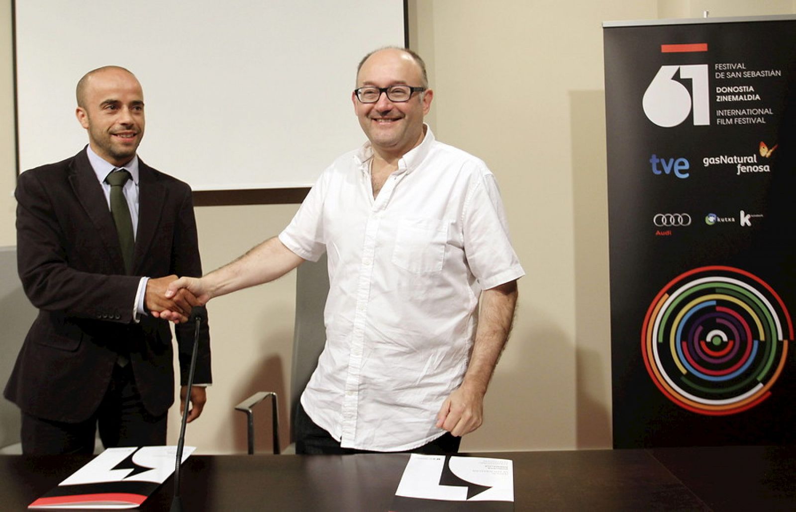 El director del Festival de Cine de San Sebastiánb y el responsable de Marketing de Kutxabank, tras la firma de la renovación del patrocinio.