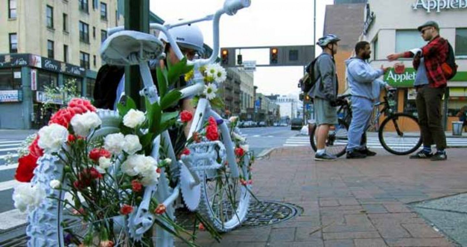 Una bicicleta colocada en el barrio neoyorkino de Harlem en memoria de un atropello