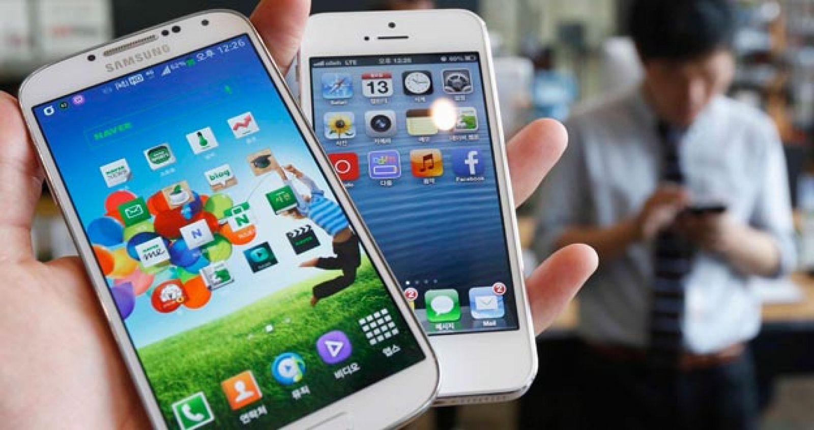 El Galaxy S 4 de Samsung y el iPhone 5 de Apple