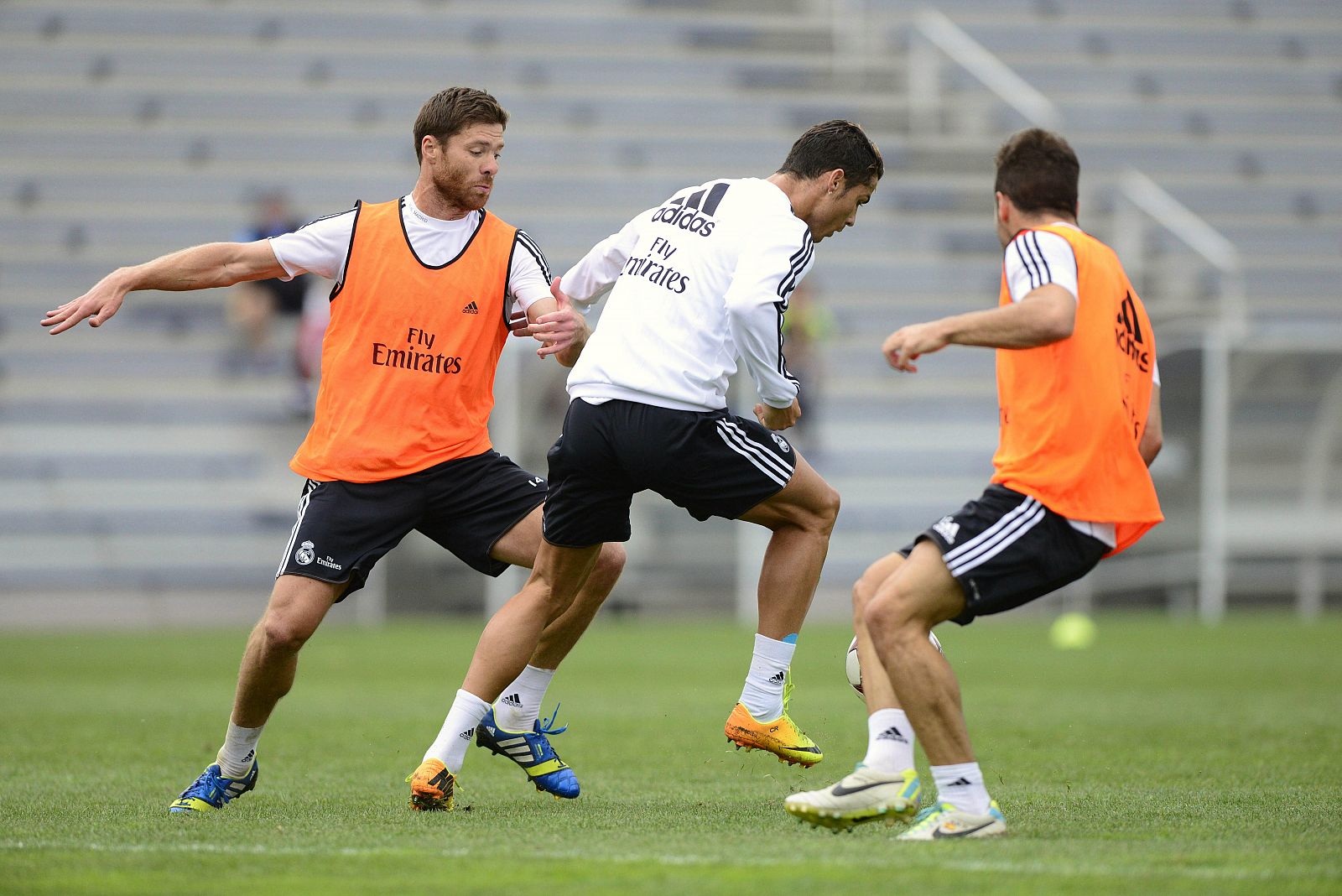 Los jugadores del Real Madrid Xabi Alonso, y Cristiano Ronaldo disputan un balón durante un entrenamiento del equipo.