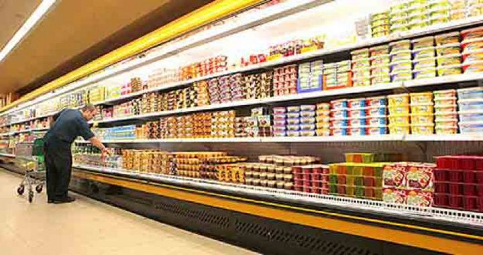 Imagen de un consumidor en un supermercado
