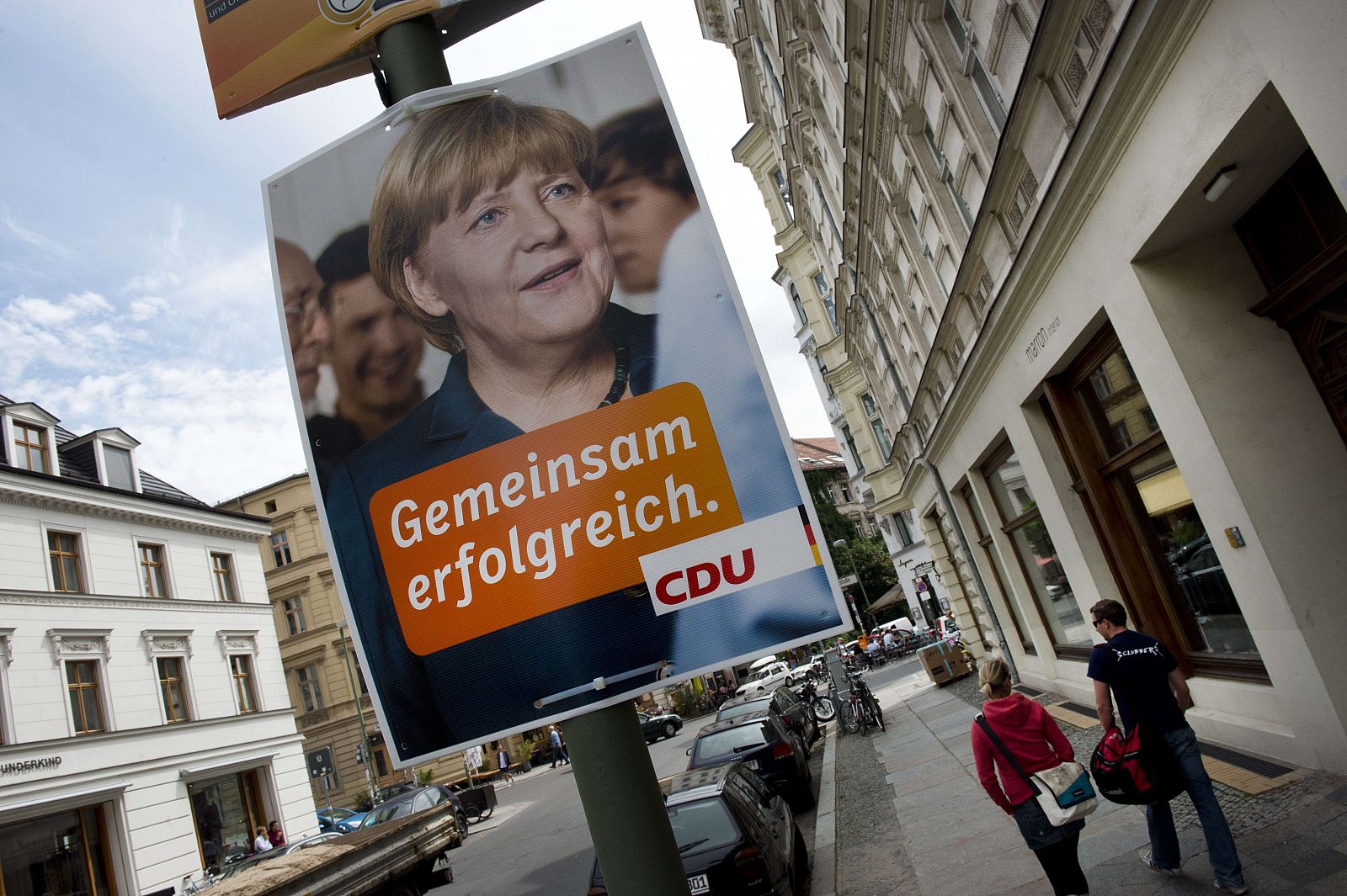 Una pancarta electoral del CDU de Angela Merkel en una calle de Berlín