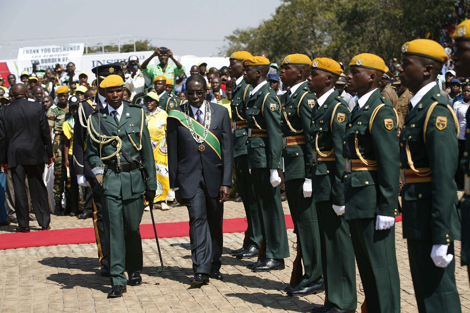 El reelecto presidente de Zimbabue, Robert Mugabe inspecciona la guardia de honor a su llegada para conmemorar el Día de los Héroes en Harare.