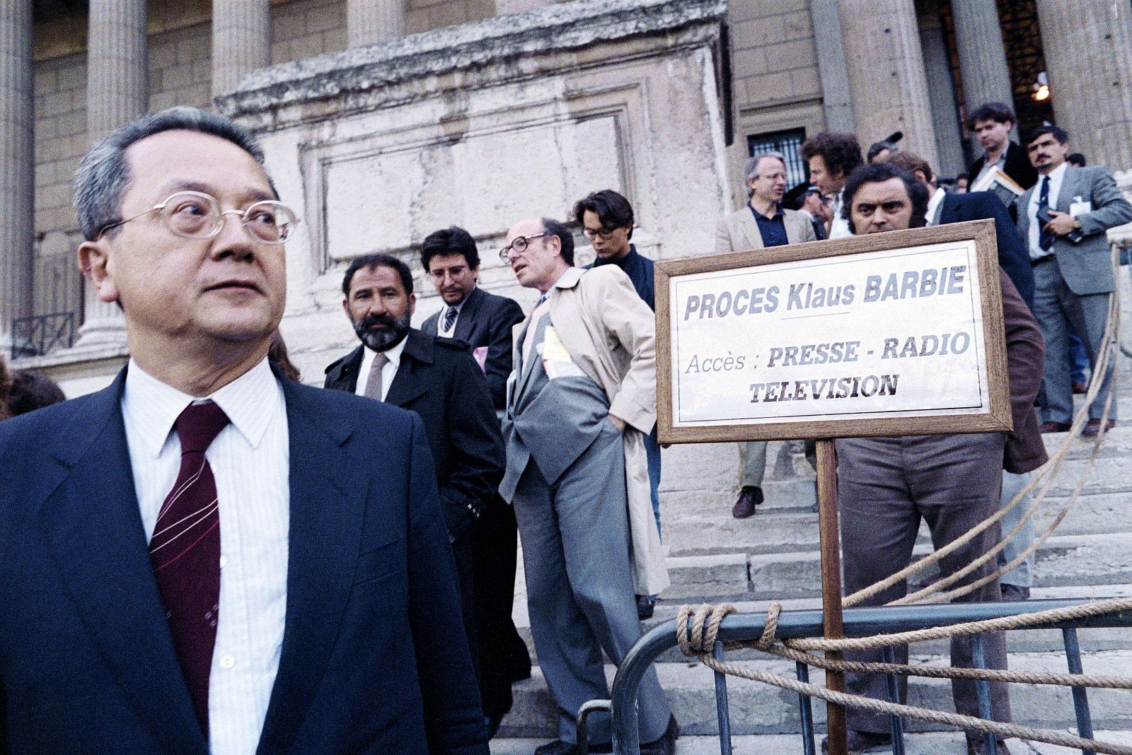 Jacques Vergés, frente al tribunal de Lyon durante el proceso al jefe de la Gestapo Klaus Barbie.