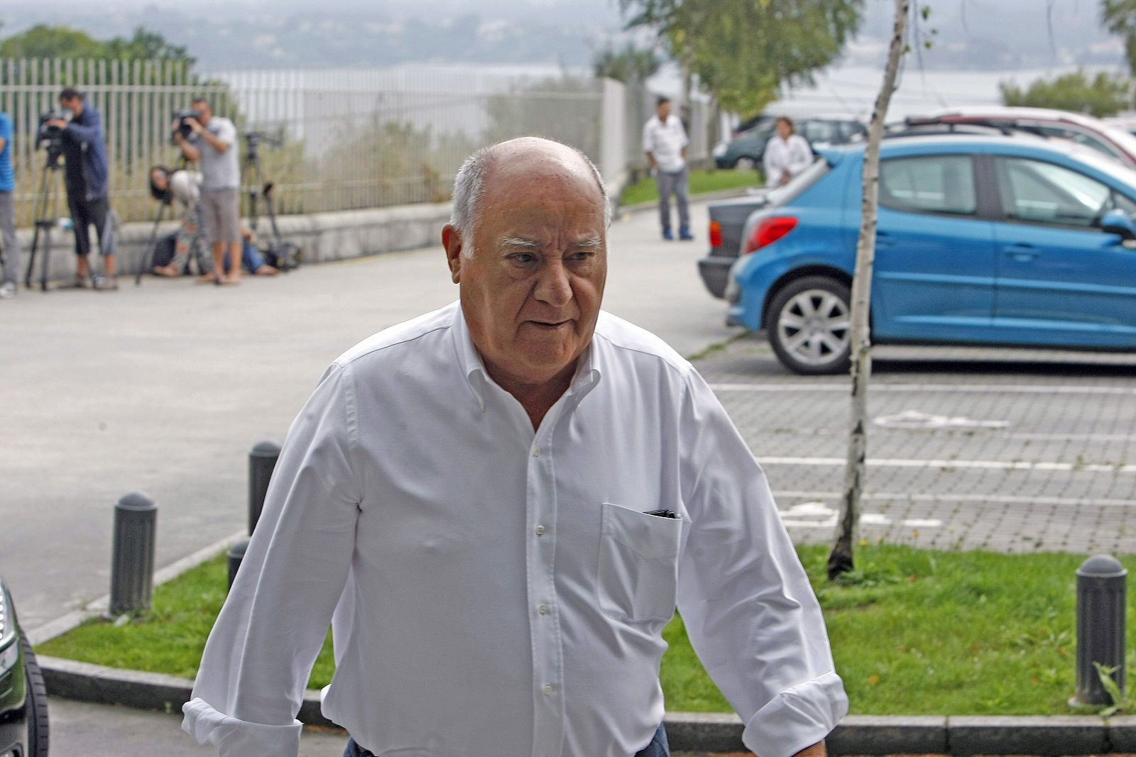 Amancio Ortega, propietario del grupo Inditex y exmarido de Rosalía Mera, a su llegada a la capilla ardiente