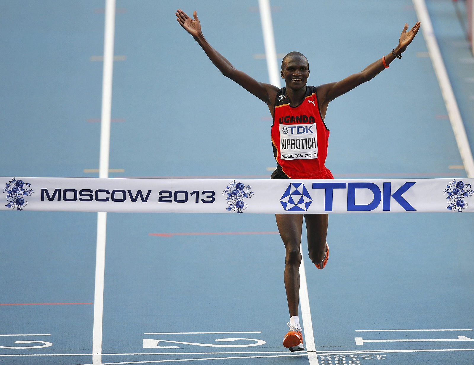 Kiprotich celebra su triunfo en la maratón de Moscú 2013.