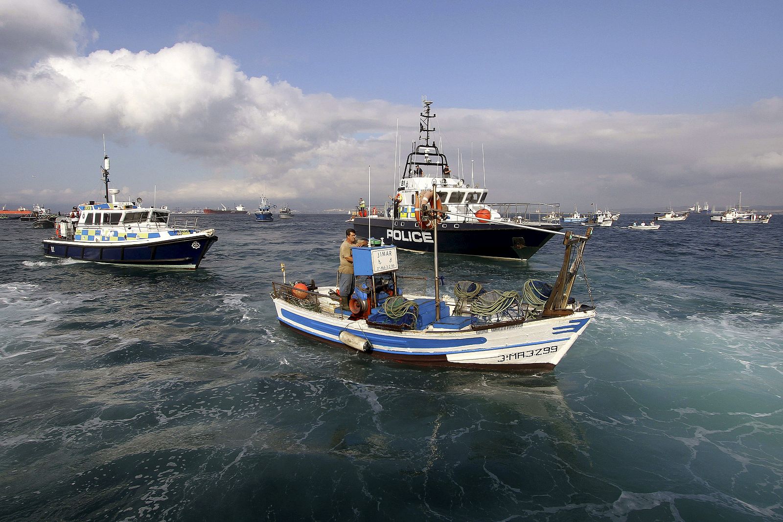 Casi medio centenar de pescadores han protagonizado una protesta el domingo contra las trabas de Gibraltar