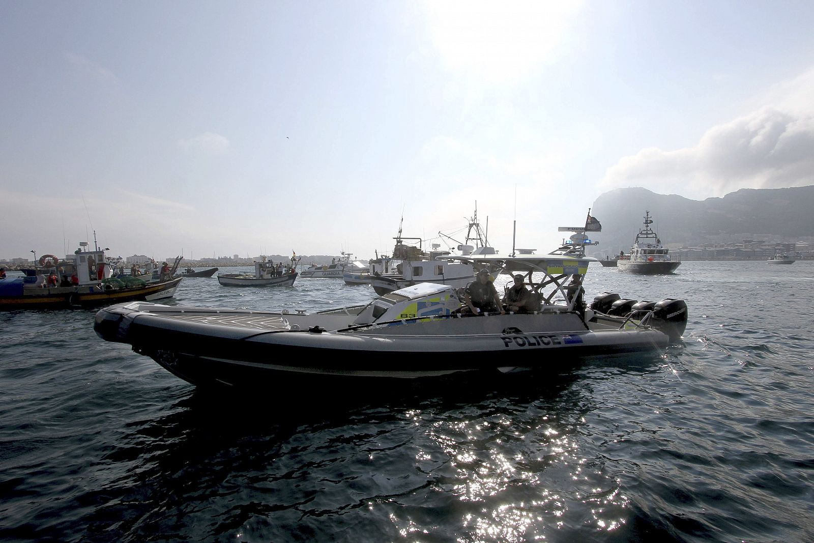 Pesqueros andaluces han protagonizado una protesta contra los bloques de hormigón de Gibraltar