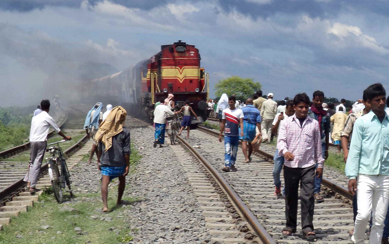 Un tren ha arrollado a una treintena de peregrinos que caminaban por las vías en el noreste de India.