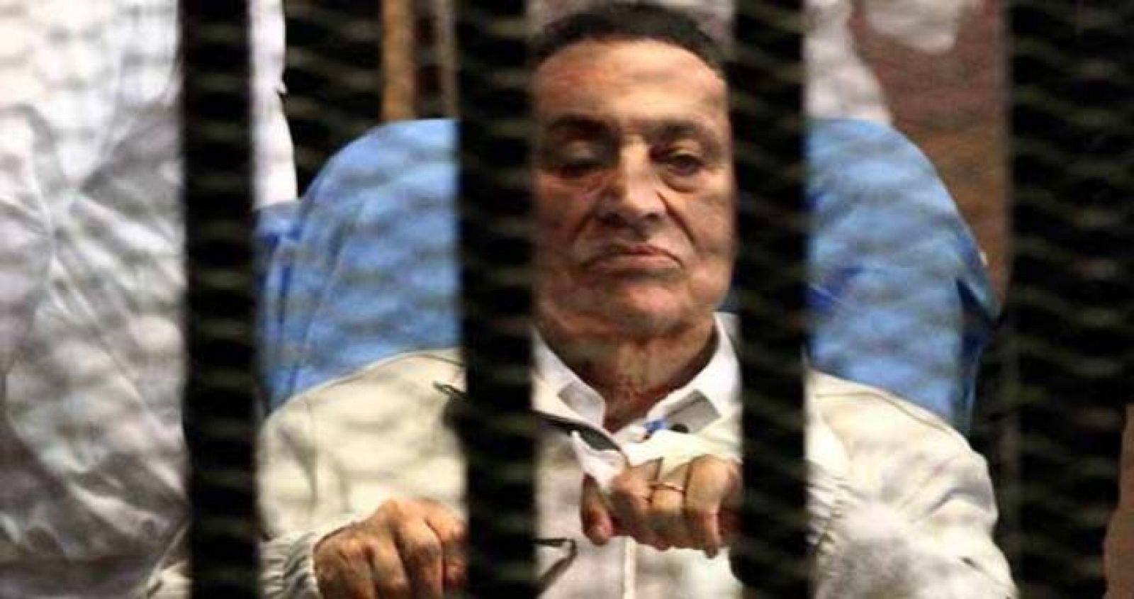 El dictador depuesto Hosni Mubarak en la cabina de acusados dirante un juicio en una imagen de archivo.