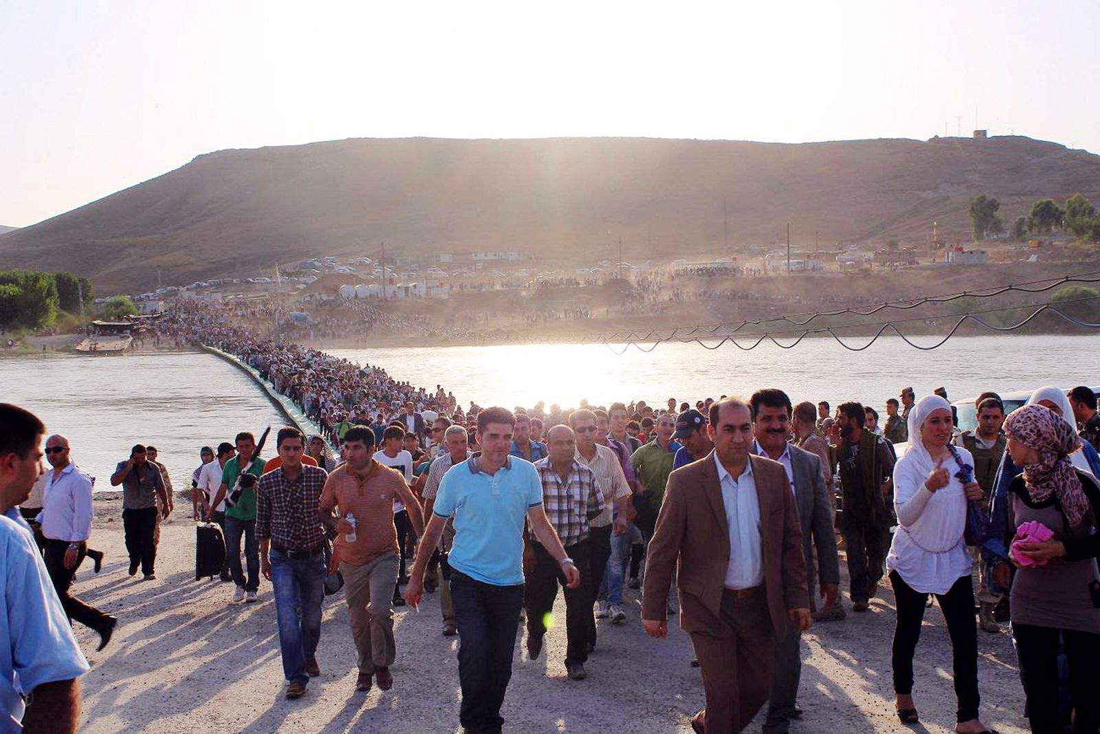 Miles de sirios han cruzado en los últimos días el puente sobre el río Tigris para entrar en la región autonóma del kurdistan iraquí.