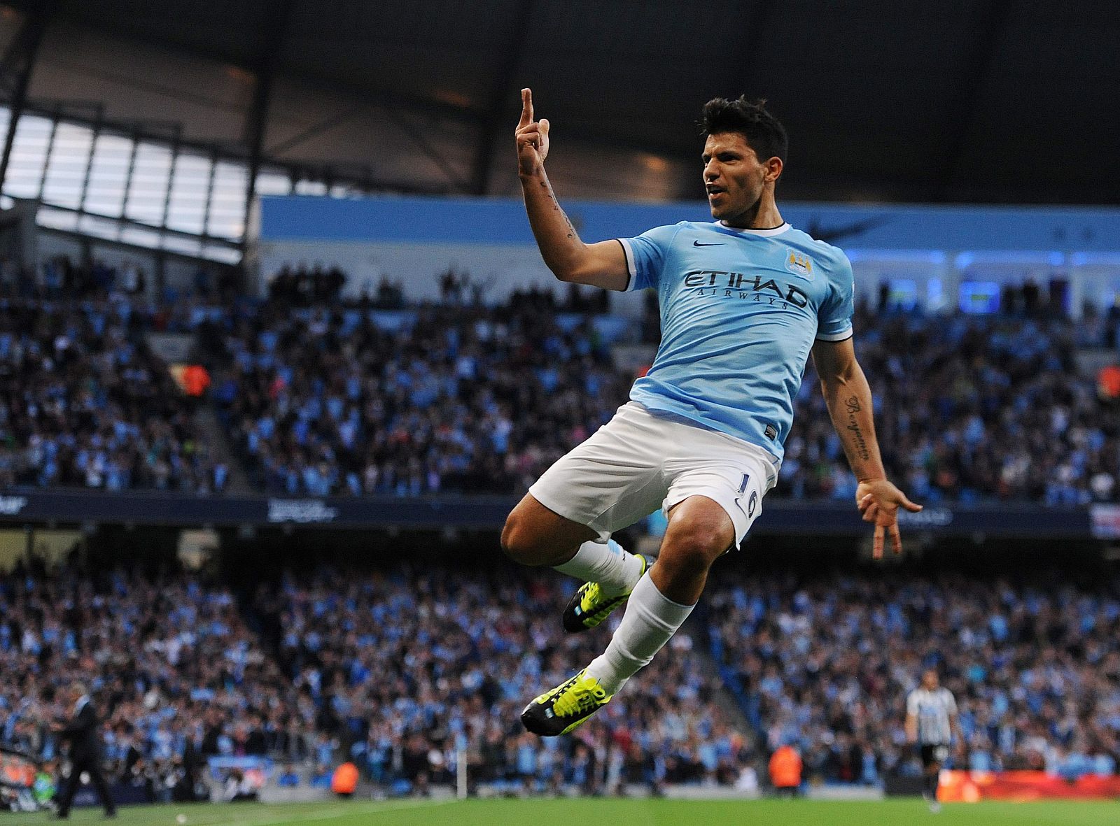 El jugador del Manchester City, el argentino Sergio Aguero celebra un gol ante el Newcastle United.