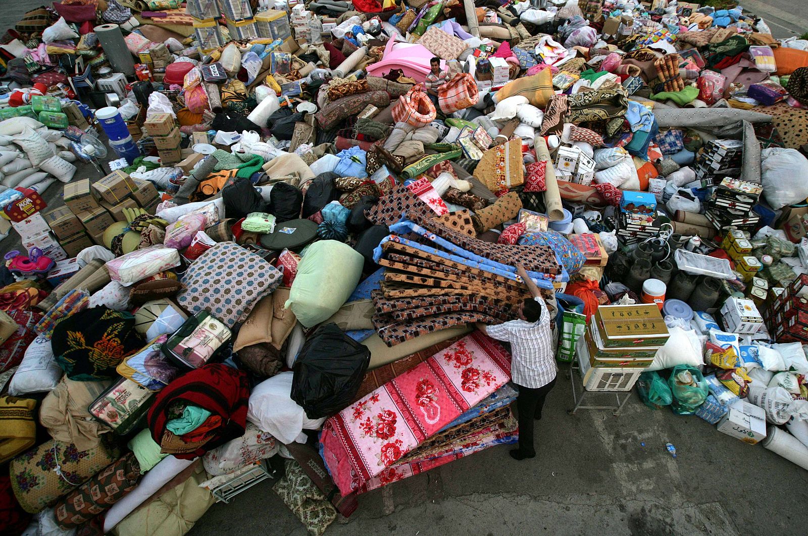 Mantas, colchones y otro material entregado a la Media Luna Roja en el Kurdistán iraquí para los refugiados de Siria.