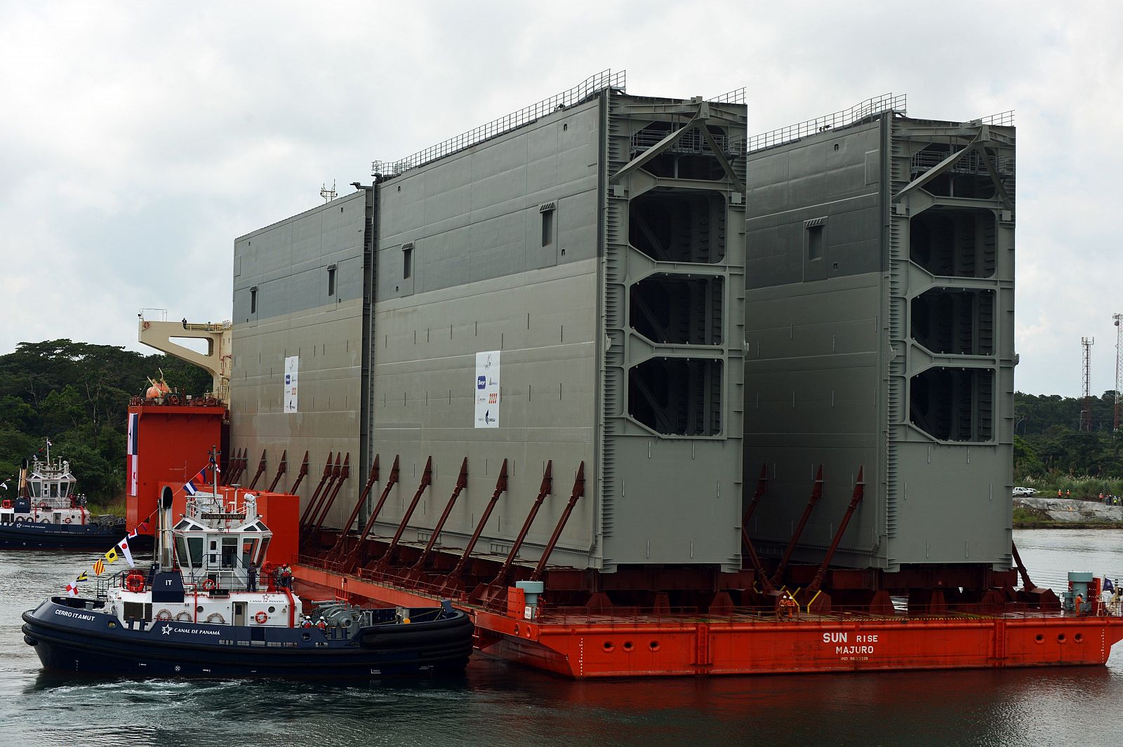 El barco que transporta las nuevas compuertas del Canal de Panamá llega el puerto de Colón, al oeste del país