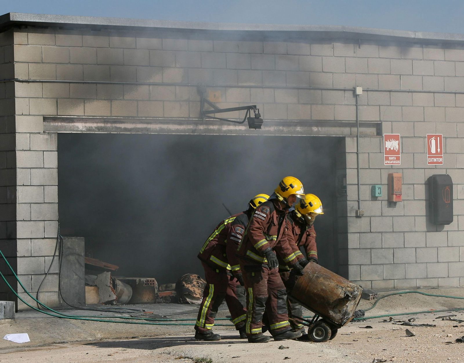Dos trabajadores resultan heridos graves en una explosión en una empresa pirotécnica en Tarragona
