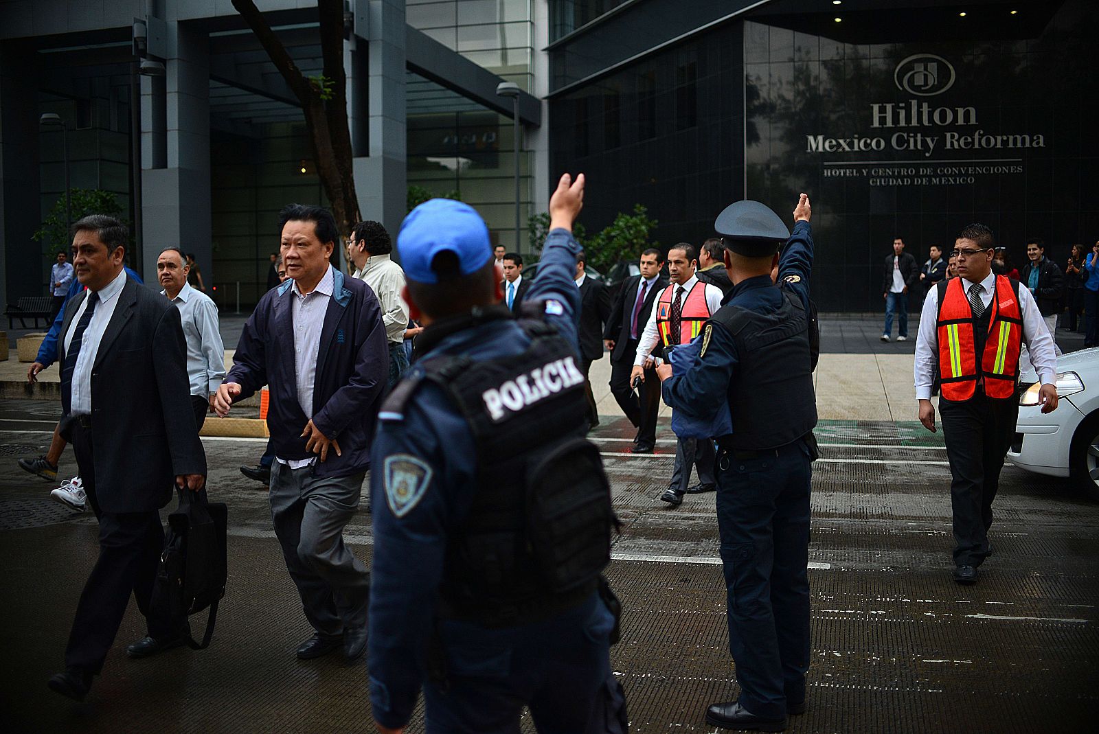 La policía ha evacuado al personal de numerosos edificios de México D.F ante los seismos.