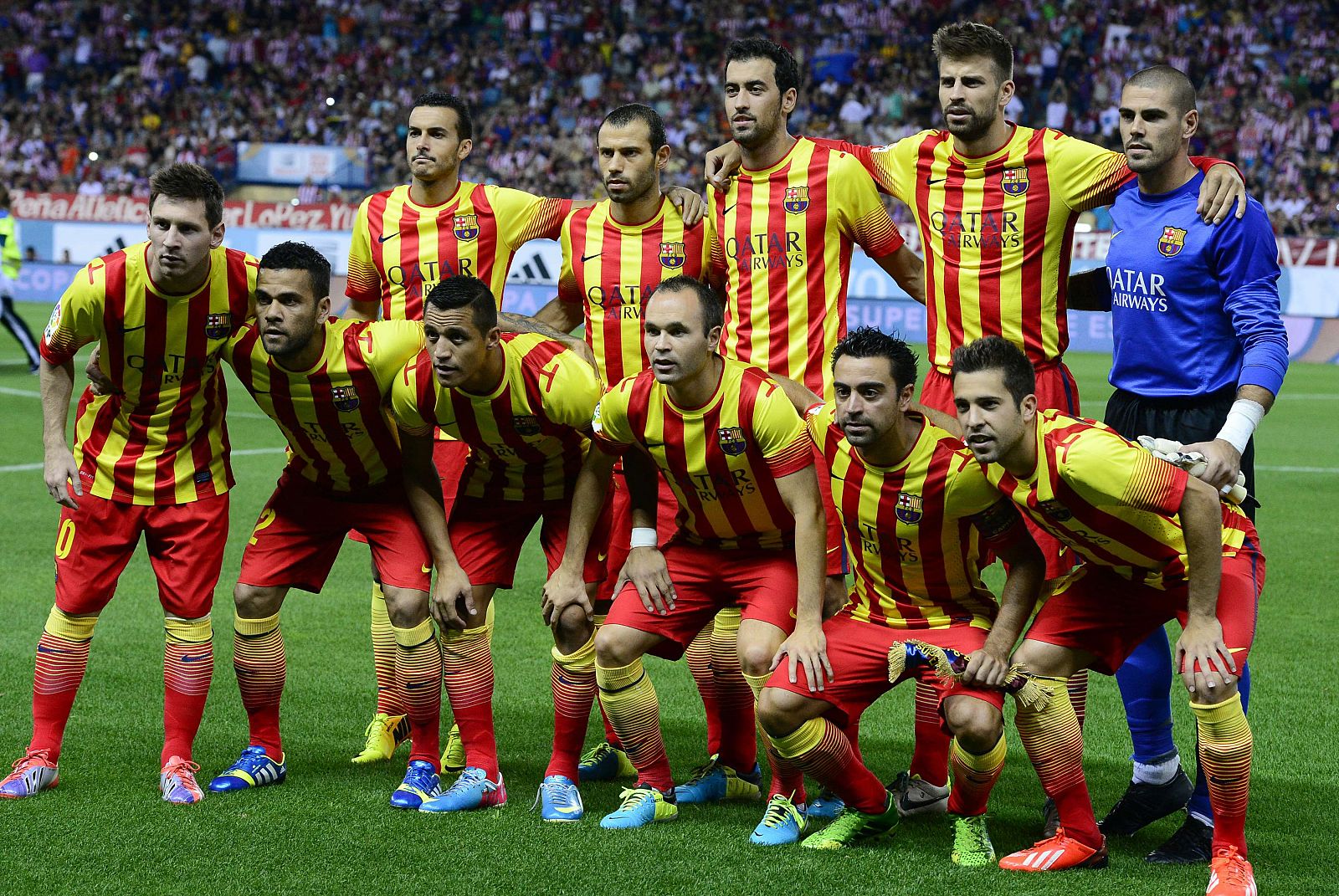 Los jugadores del Barcelona, antes de comenzar el partido.
