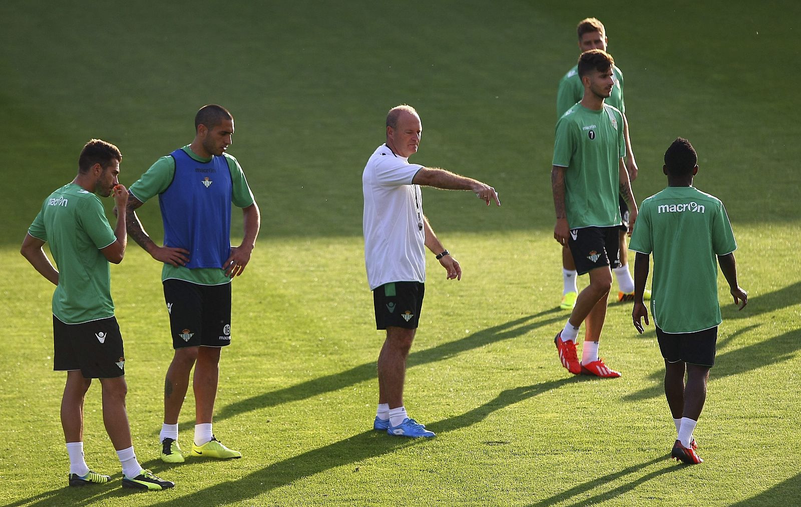 El entrenador del Real Betis, Pepe Mel (c), dirige el entrenamiento del equipo en Jablonec, República Checa