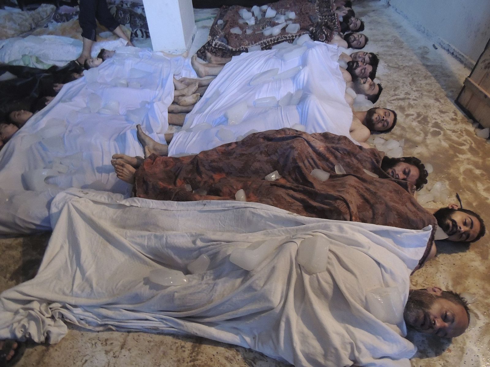 Los cuerpos de los fallecidos en lo que los rebeldes sirios calidican de un ataque con gas nervioso se mantienen con hielo hasta ser identificados.