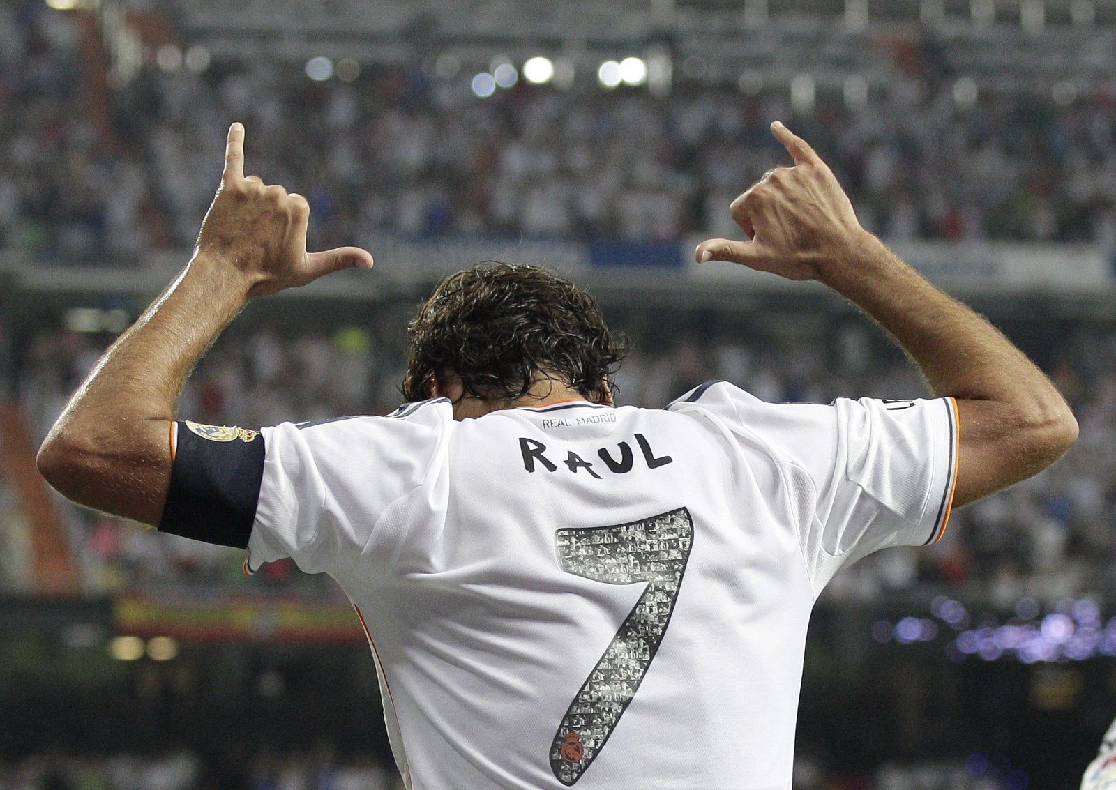 Raúl González celebra tras marcar ante el Al Sadd en su homenaje.