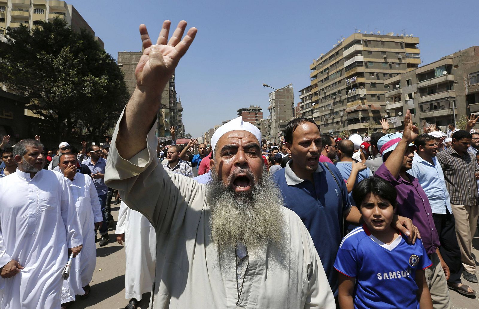 Una de las manifestaciones convocadas por los Hermanos Musulmanes en El Cairo. El gesto del 'cuatro' se ha convertido en un símbolo de protesta porque en árabe suena como la plaza Rabea, escenario de la sangrienta represión a las acampadas islamistas.
