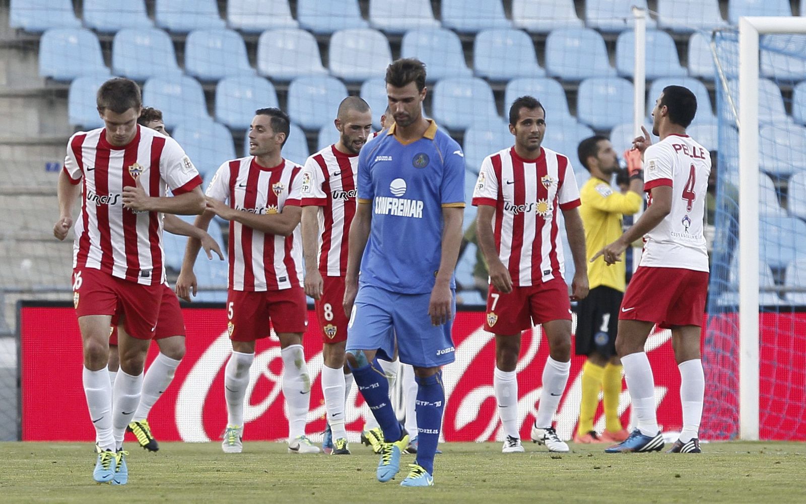 Los jugadores del Almería celebran el gol marcado por Fernando Soriano.