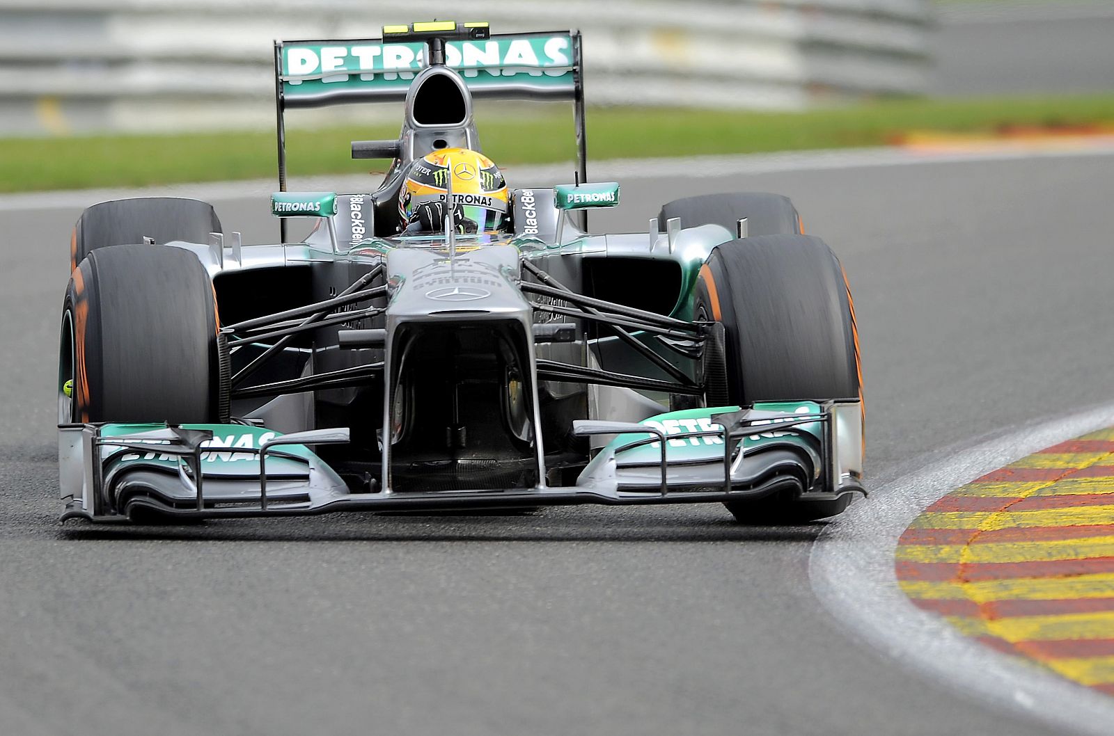 El piloto británico Lewis Hamilton, en un momento de los entrenamientos en Bélgica