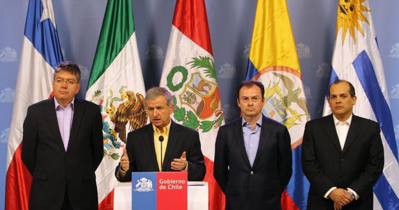 Los ministros de Hacienda miembros de la Alianza del Pacifico  en el Palacio de La Moneda en Santiago de Chile