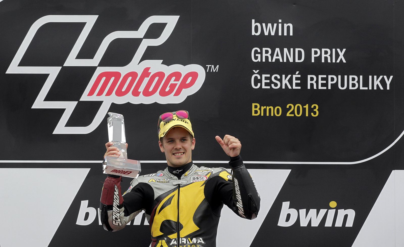 Mika Kallio celebra su victoria en el podio de Brno.