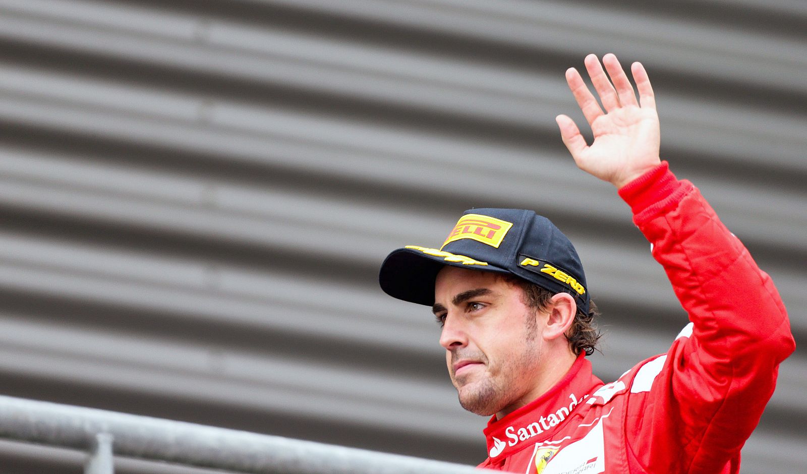 Fernando Alonso saluda desde el podio del GP de Bélgica en Spa Francorchamps