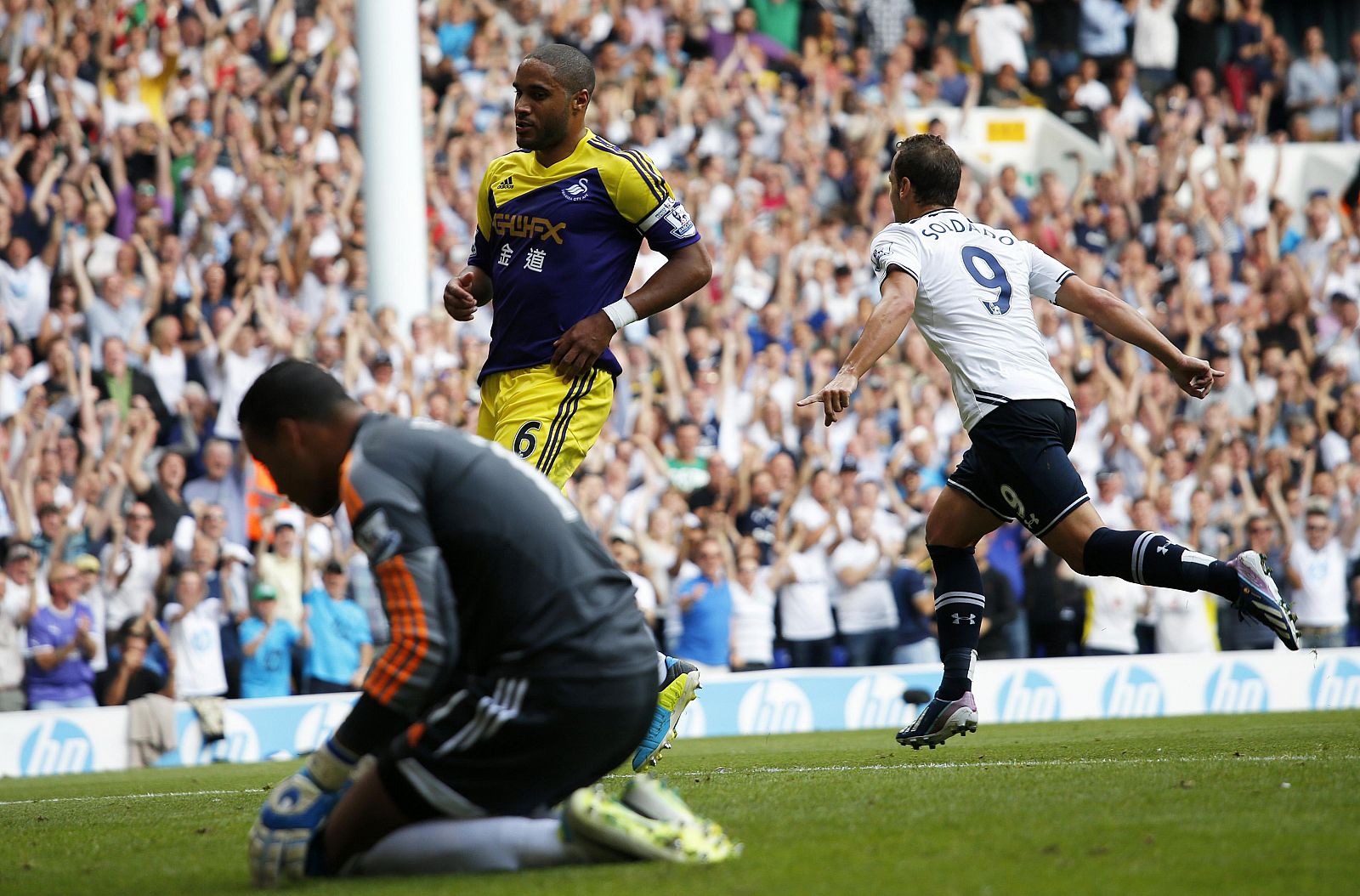 Roberto Soldado celebra el gol marcado para el Tottenham