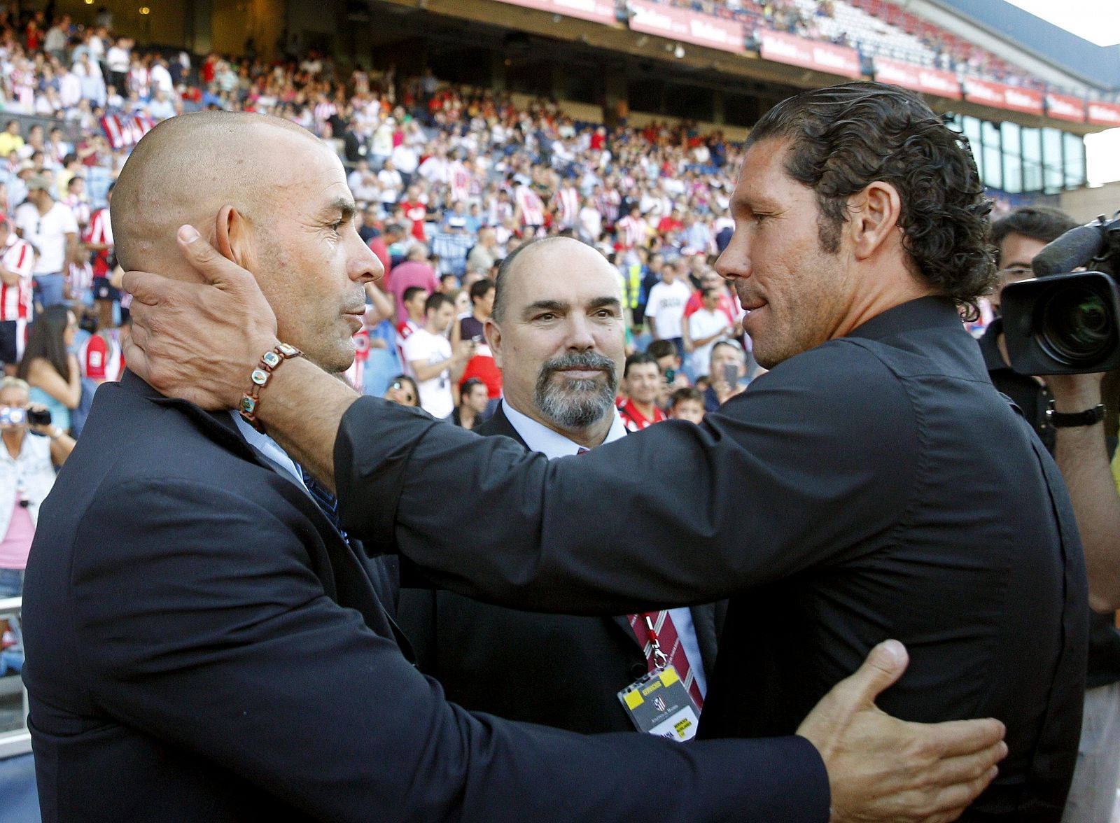 El entrenador del Atlético de Madrid, el argentino Diego Simeone (d), saluda al entrenador del Rayo Vallecano, Paco Jémez (i)