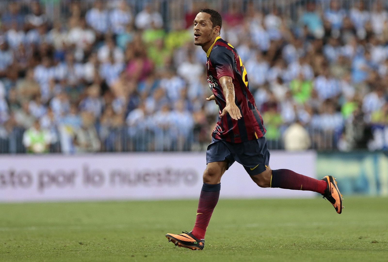 El defensa brasileño del FC Barcelona Adriano Correia celebra su gol