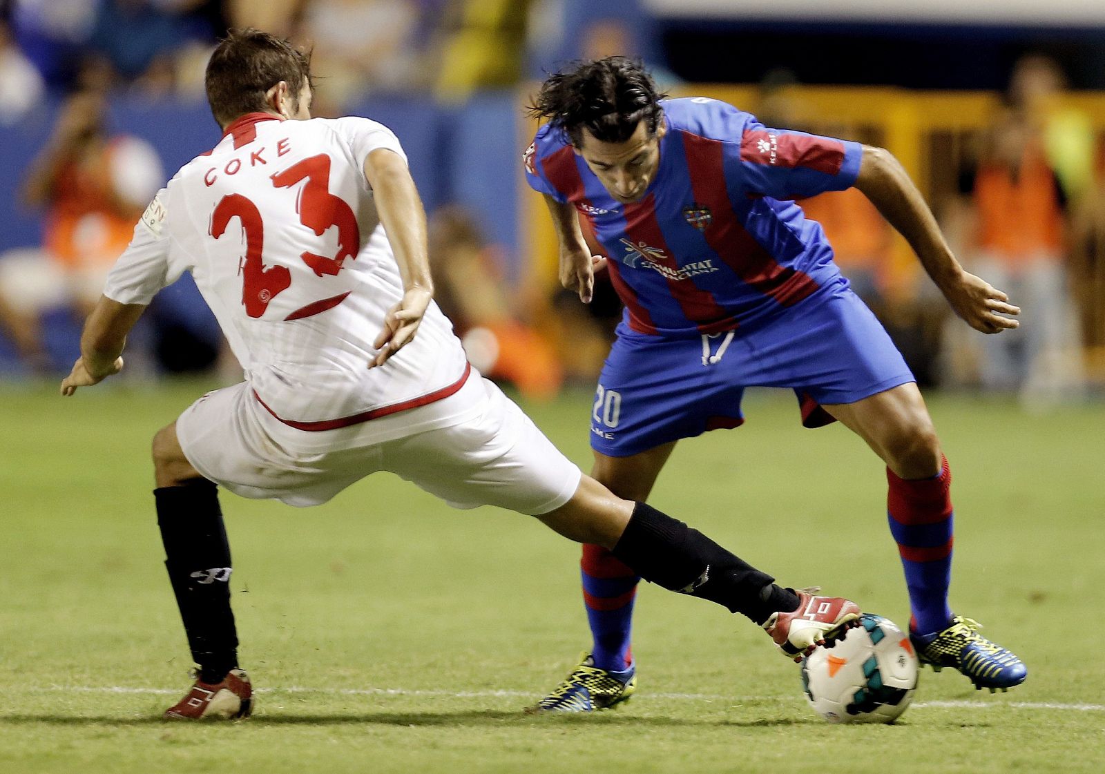 El defensa del Sevilla Coke (i) disputa un balón con el centrocampista del Levante Pedro Ríos (d)