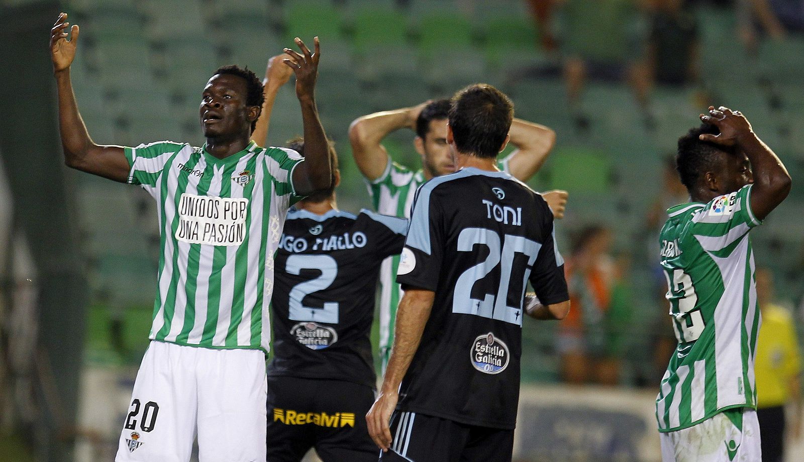 El centrocampista nigeriano del Real Betis Nosa (i) se lamenta tras una ocasión fallada ante el Celta de Vigo