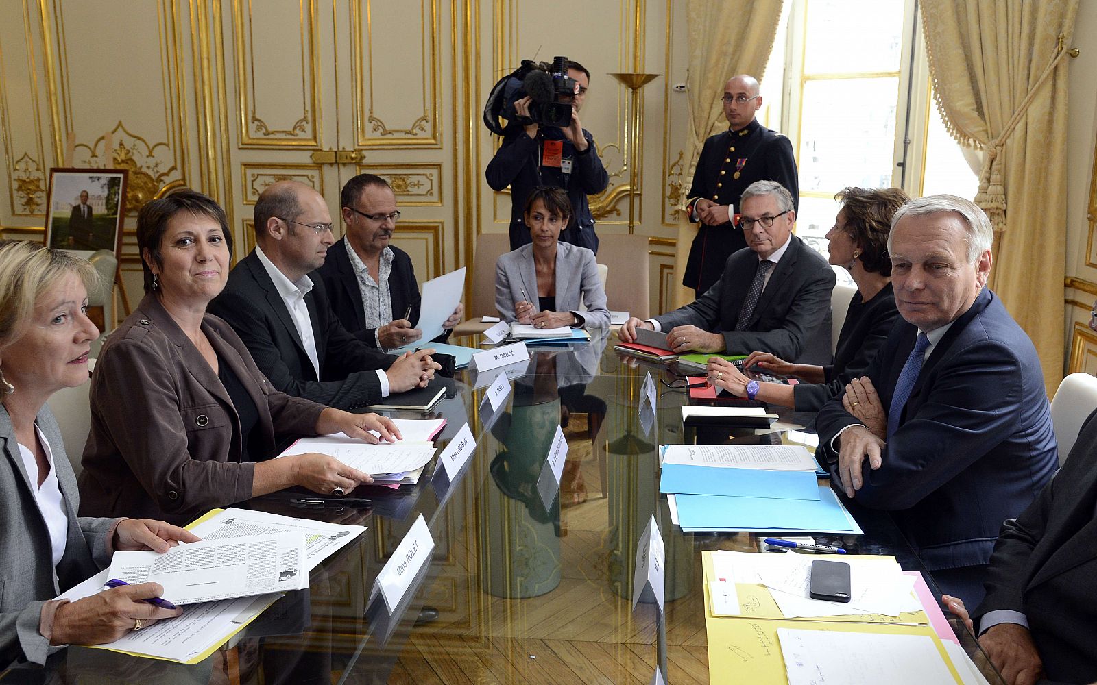 El primer ministro francés, Jean-Marc Ayrault, reunido con representantes de los sindicatos