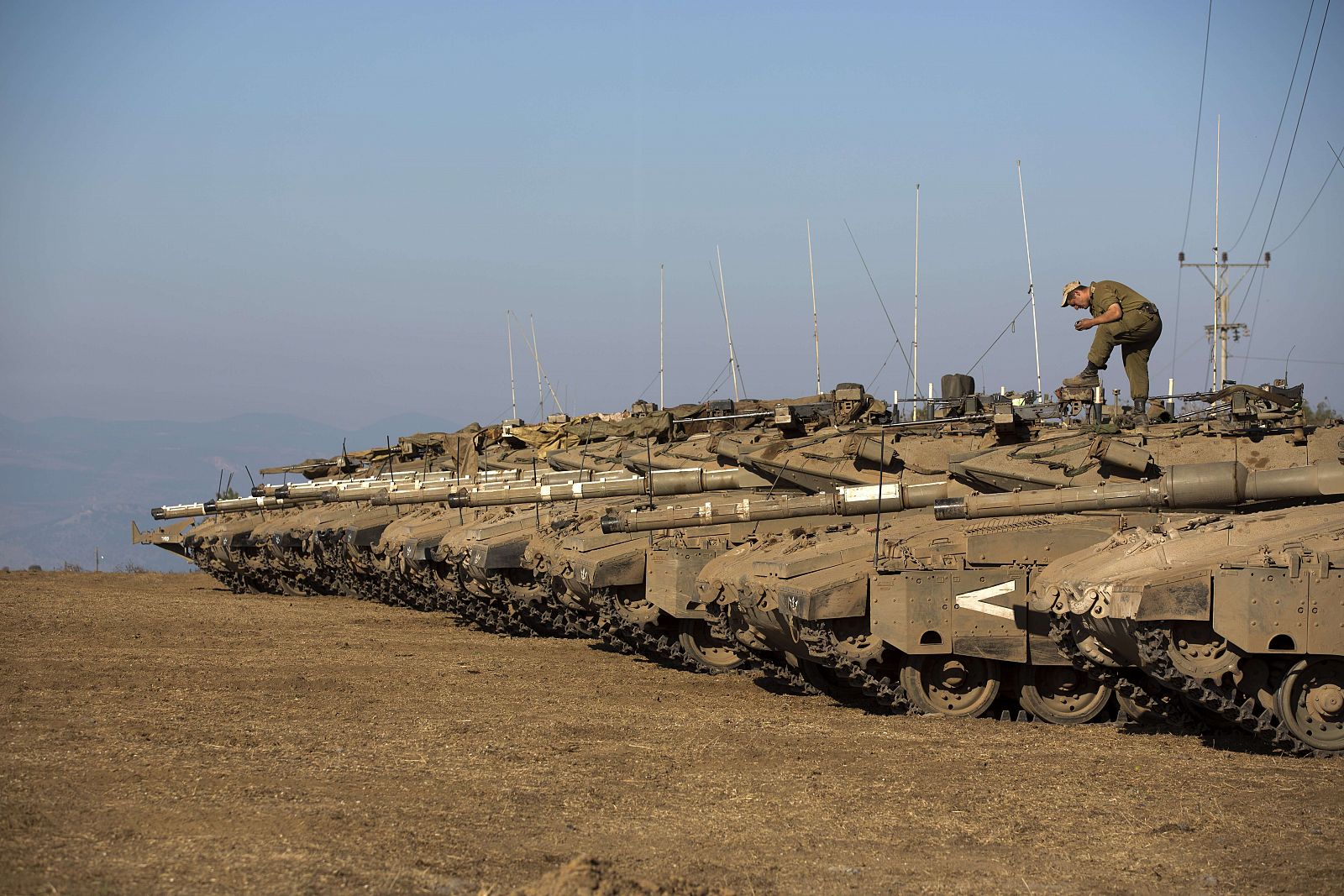 Tanques israelíes apostados en los Altos del Golán, territorio ocupado a Siria.