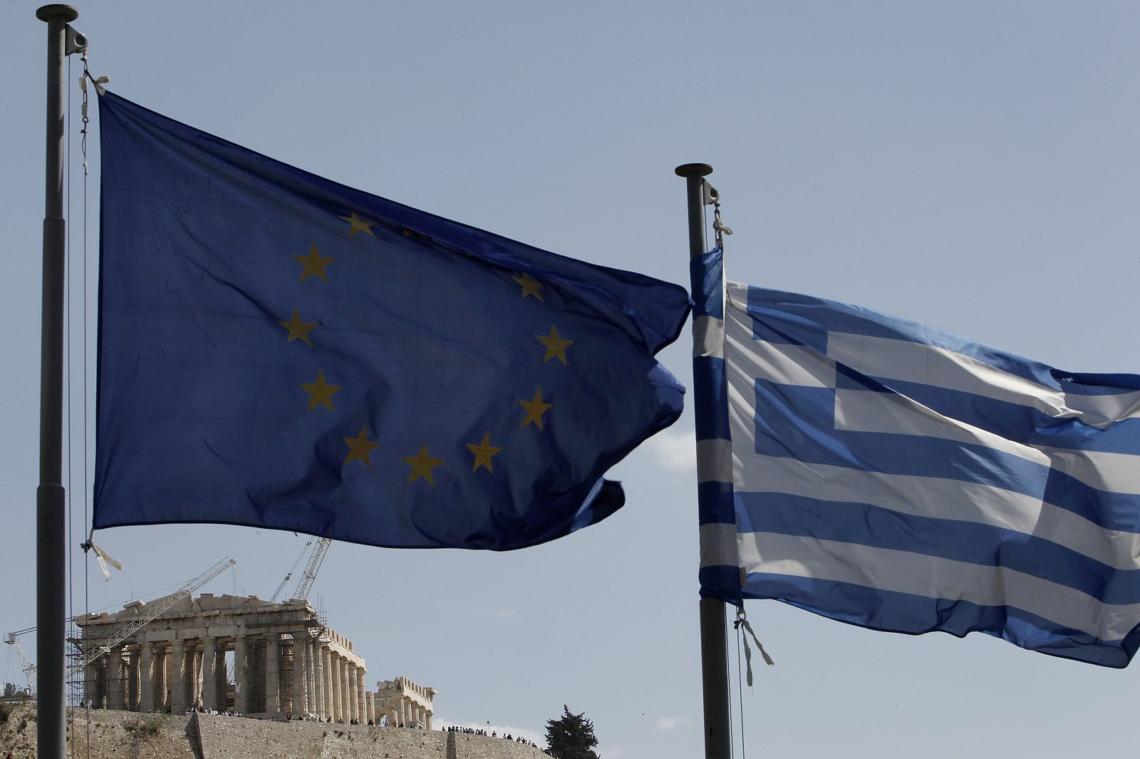 La bandera de la UE ondea junto a la de Grecia en las cercanías del Partenón