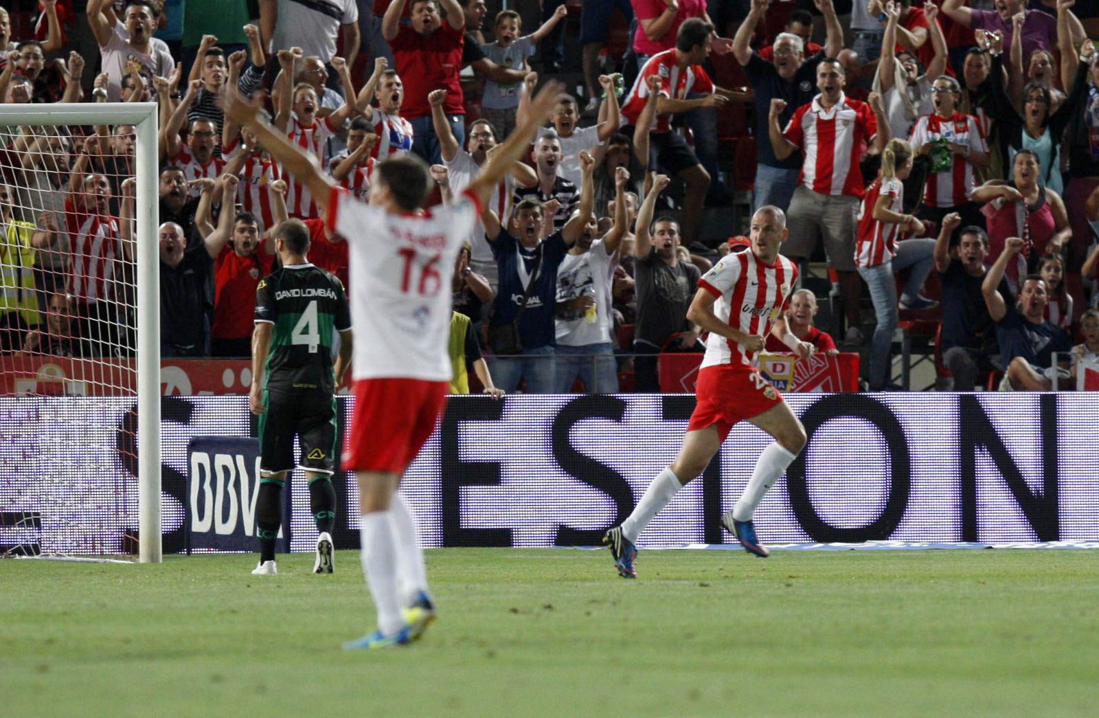 El centrocampista de la UD Almería, Fernando Soriano (d), celebra su gol, primero del partido.