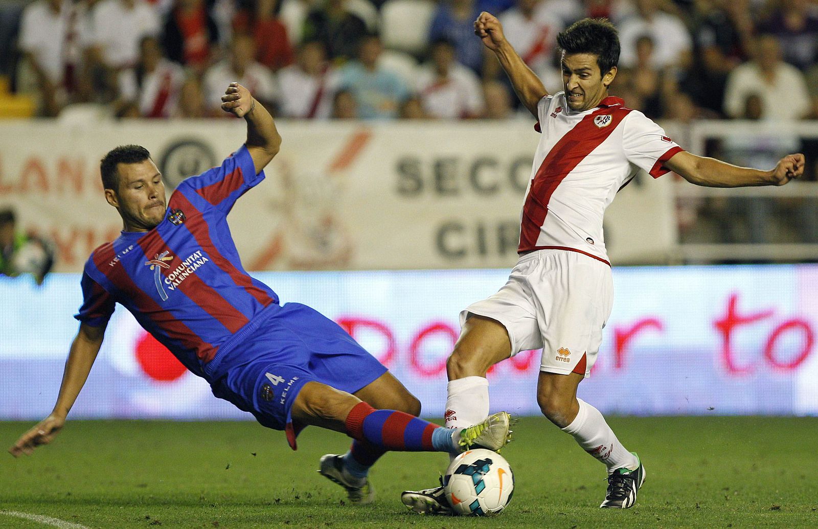 Alberto Bueno (d) lucha el balón con David Navarro durante el partido.