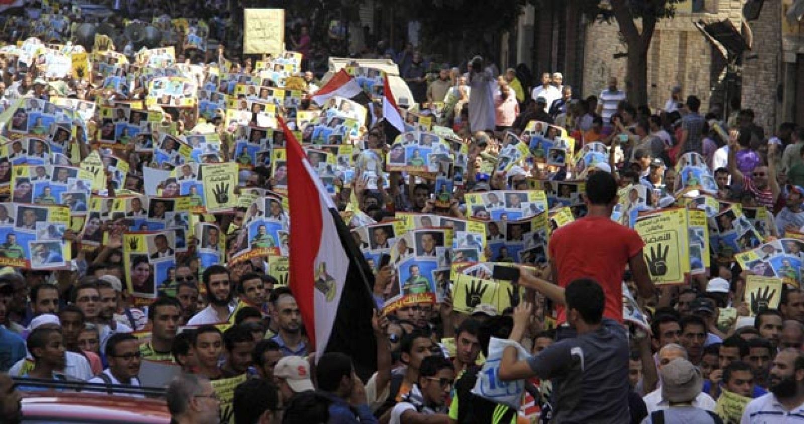 Decenas de simpatizantes del depuesto presidente egipcio Mohamed Mursi muestran pancartas y gritan consignas durante una protesta convocada por los Hermanos Musulmanes