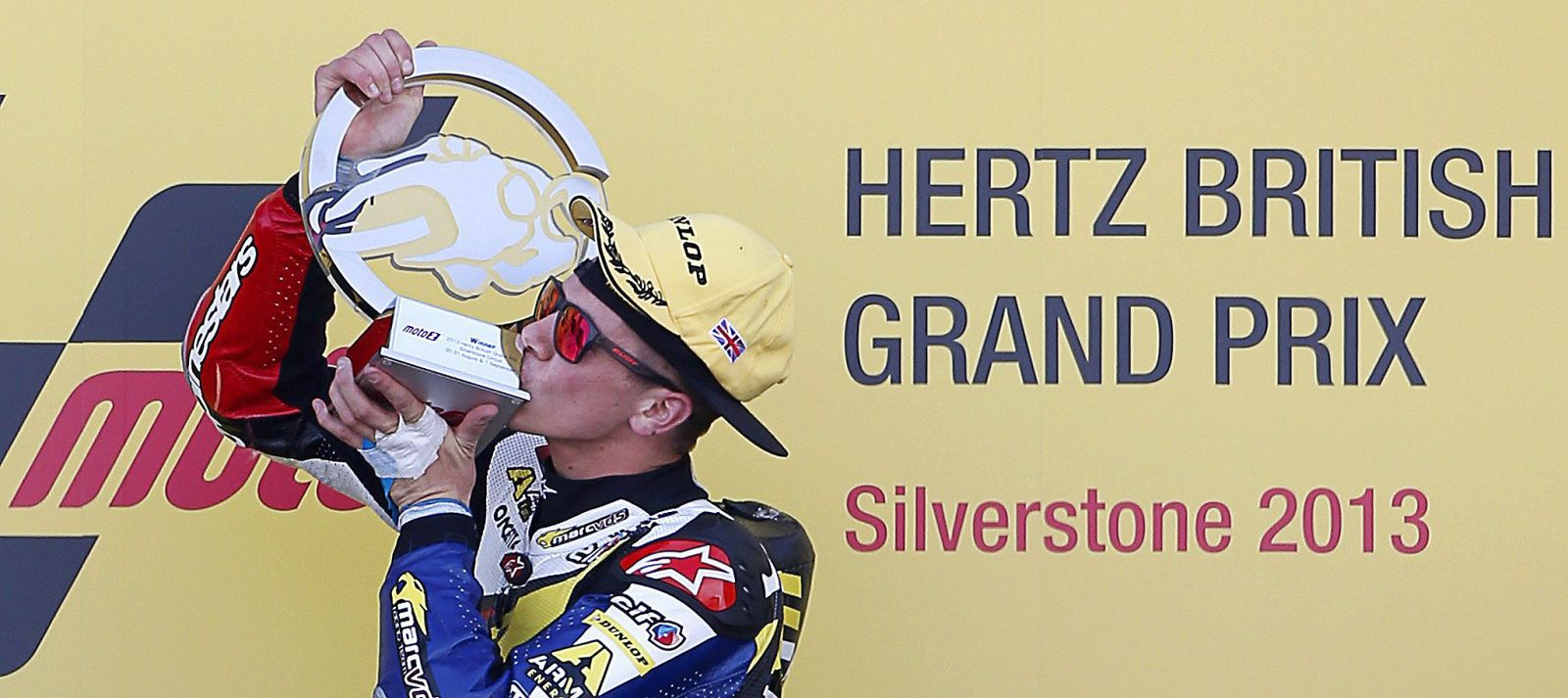 Scott Redding celebra su triunfo en el podio de Silverstone.