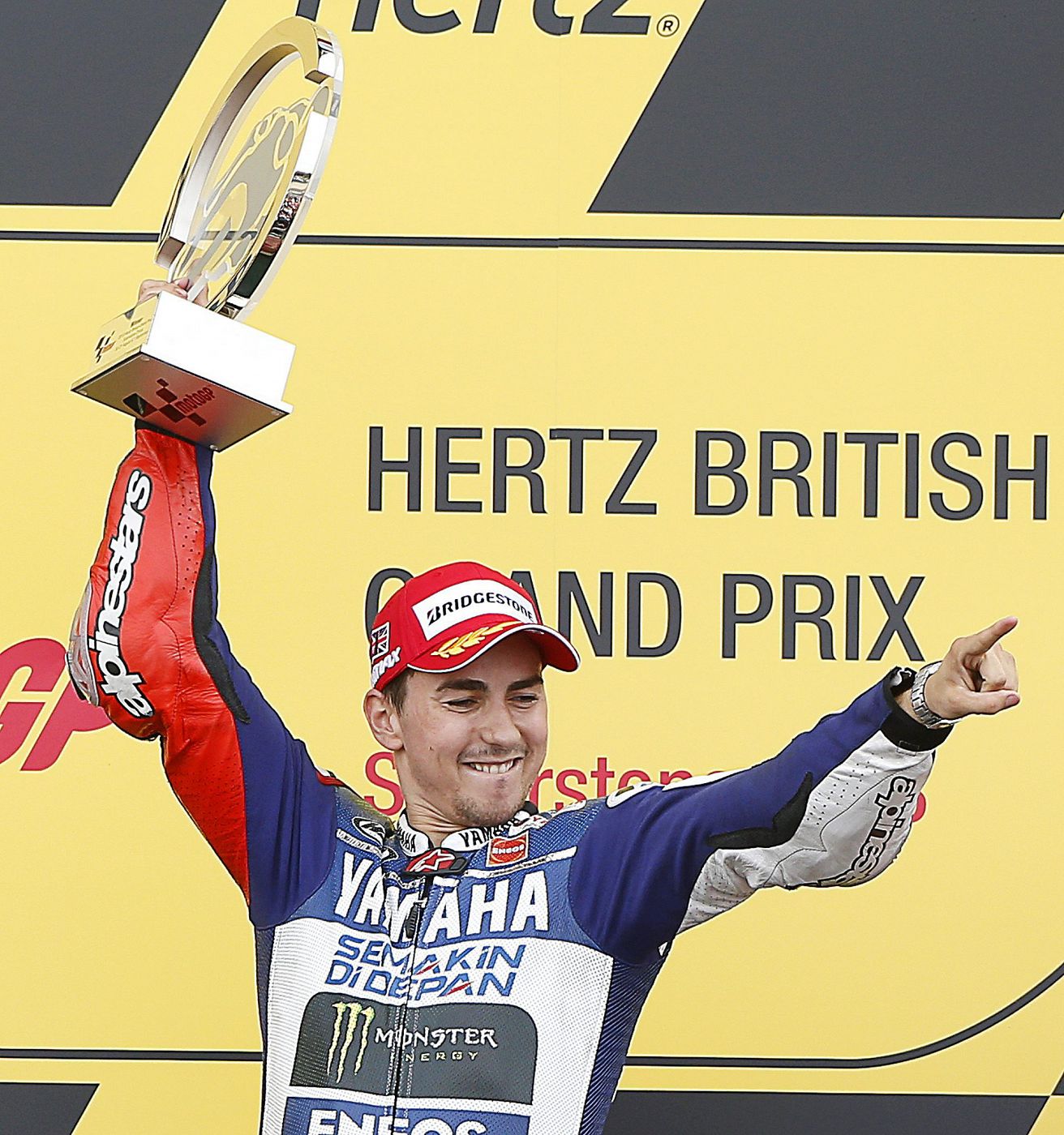 Lorenzo celebra su triunfo en Silverstone.