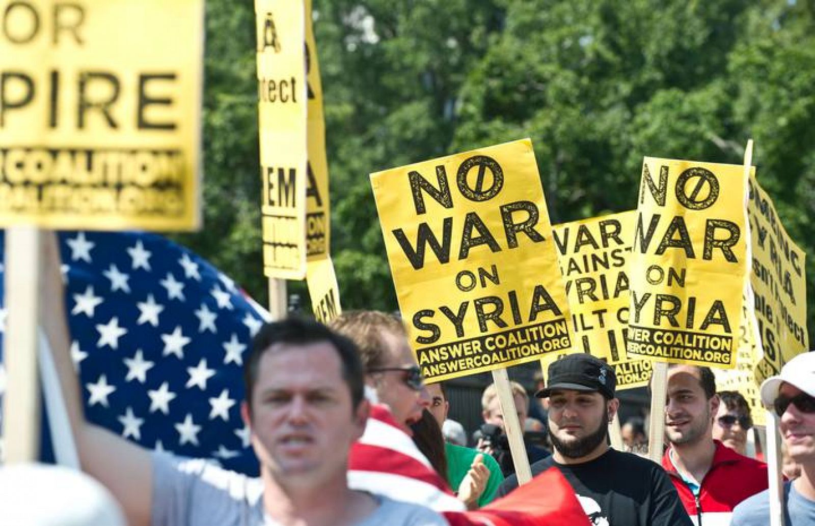 Un grupo de ciudadanos protesta contra la guerra en Siria delante de la Casa Blanca. 