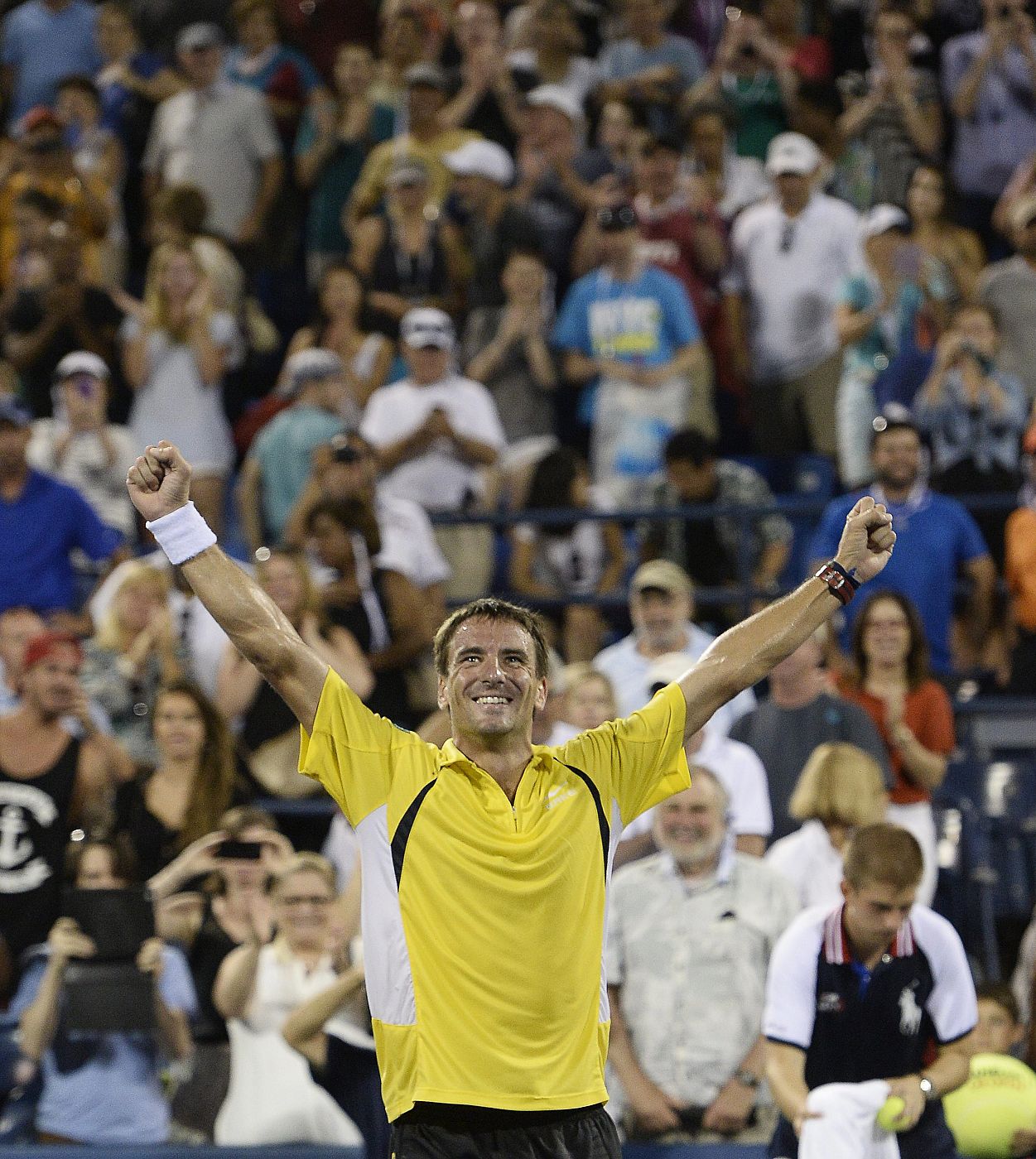 Tommy Robredo celebra su victoria sobre el tenista suizo Roger Federer en el Centro Nacional de Tenis de Flushing Meadows en Nueva York, EE.UU.