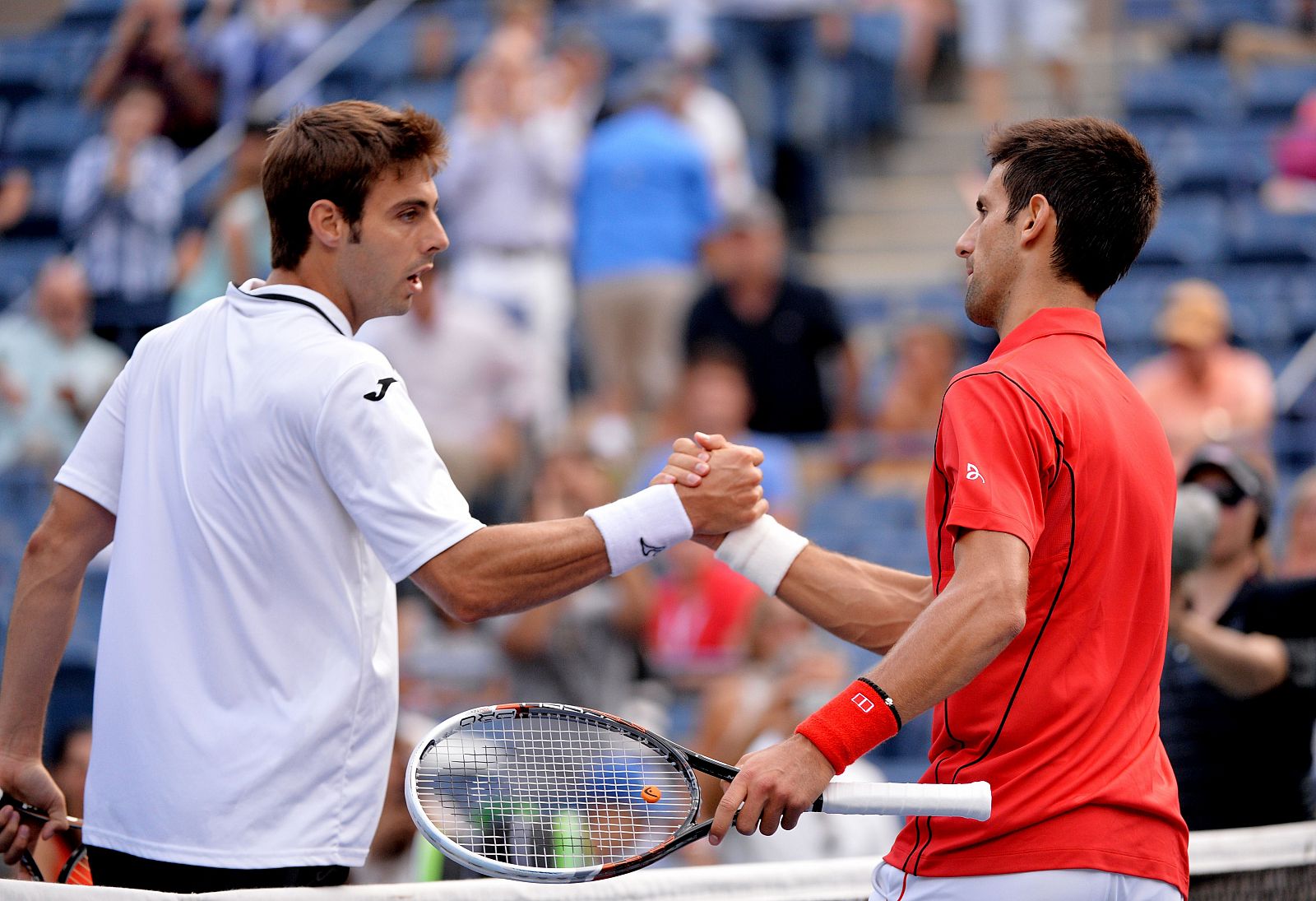 Marcel Granollers y Novak Djokovic se saludan al finalizar el partido